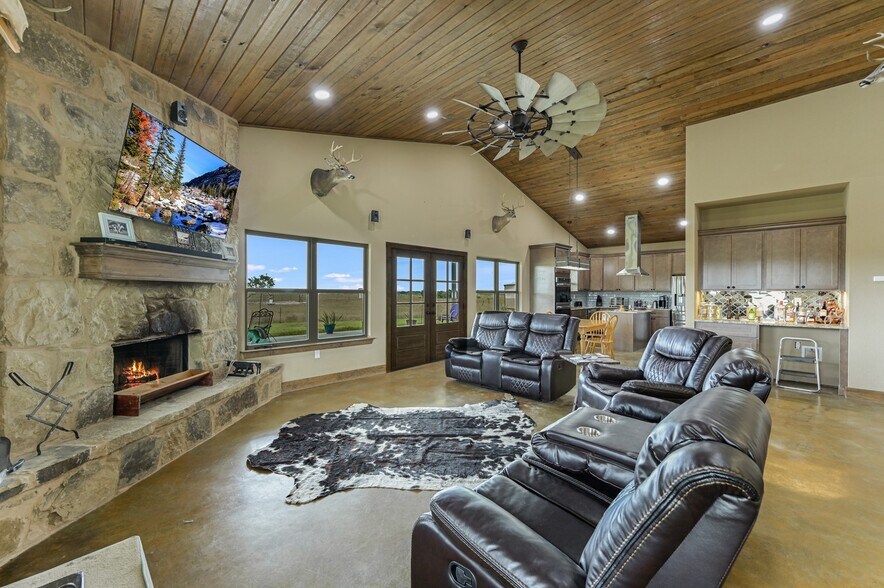 14325 FM 619, Coupland, TX à vendre - Photo de l’immeuble – Image 1 sur 40