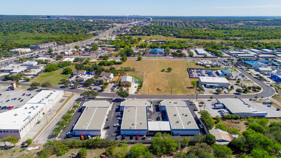 6737 Poss Rd, San Antonio, TX à louer - Photo de l’immeuble – Image 2 sur 4