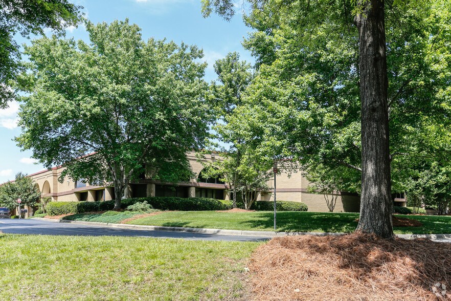 604 Doug Mayes Pl, Charlotte, NC à louer - Photo de l’immeuble – Image 3 sur 6
