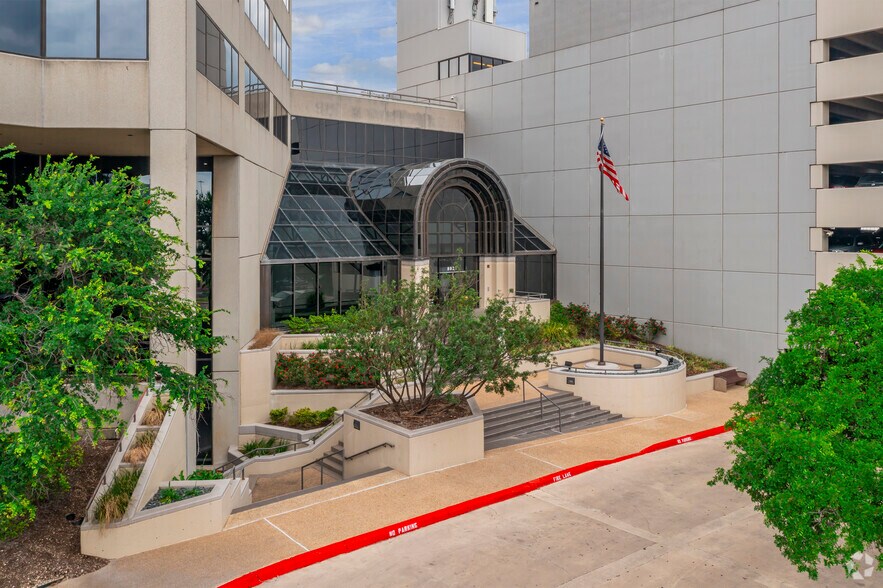 8023 vantage Dr, San Antonio, TX à louer - Photo de l’immeuble – Image 3 sur 6