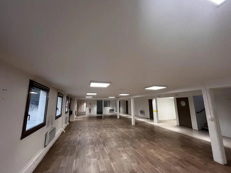 Local d’activités dans Neuilly-sur-Marne à louer - Photo de l’immeuble – Image 2 sur 19