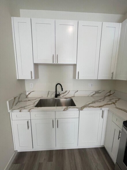 4546 W 17th St, Los Angeles, CA à vendre - Photo de l’immeuble – Image 2 sur 32