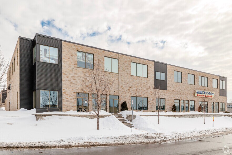 310-350 Rue Ness, Montréal, QC à vendre - Photo de l’immeuble – Image 2 sur 4