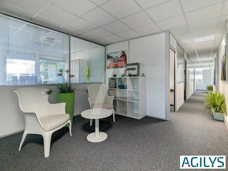 Bureau dans Bièvres à louer - Photo de l’immeuble – Image 2 sur 10