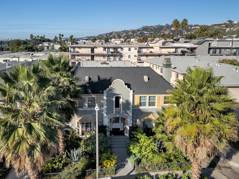 1331 N Alta Vista Blvd, Los Angeles, CA à vendre - Photo de l’immeuble – Image 2 sur 11