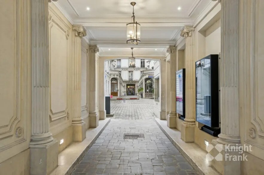 94 Rue Saint-Lazare, Paris à louer - Photo de l’immeuble – Image 2 sur 9