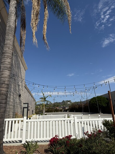 651 W Whittier Blvd, La Habra, CA à louer - Photo de l’immeuble – Image 2 sur 5