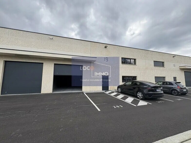 Local d’activités dans Saint-Germain-du-Puch à louer - Photo de l’immeuble – Image 1 sur 8