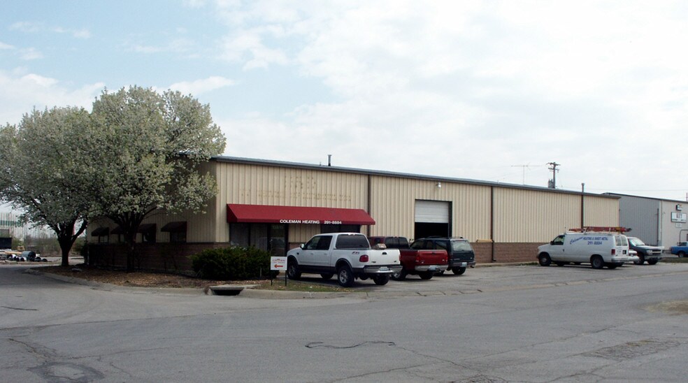 13511 & 13515 Northwest Industrial Drive portefeuille de 2 biens à vendre sur LoopNet.fr - Photo de l’immeuble – Image 2 sur 2