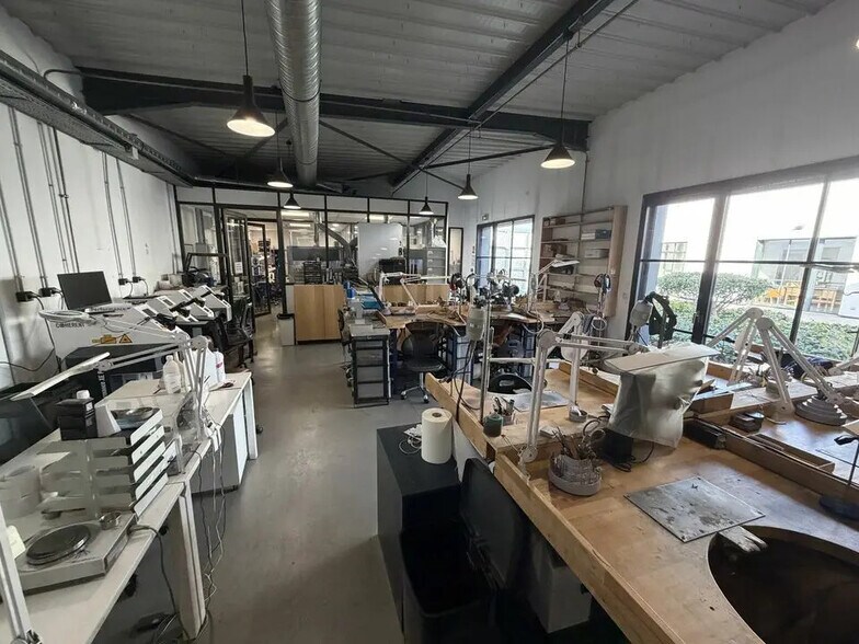 Local d'activités dans Valence à vendre - Photo de l’immeuble – Image 3 sur 6