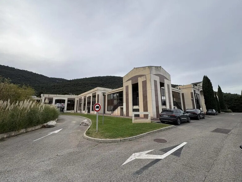 Bureau dans Gémenos à louer - Photo de l’immeuble – Image 2 sur 36