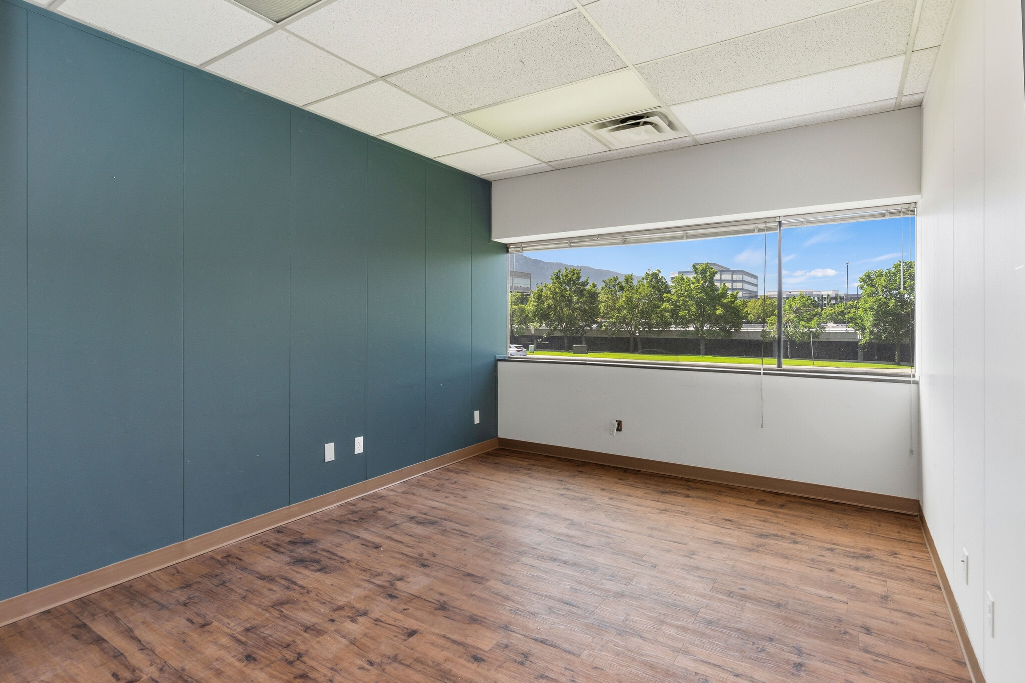 1225 E Fort Union Blvd, Cottonwood Heights, UT à louer Photo intérieure– Image 1 sur 4