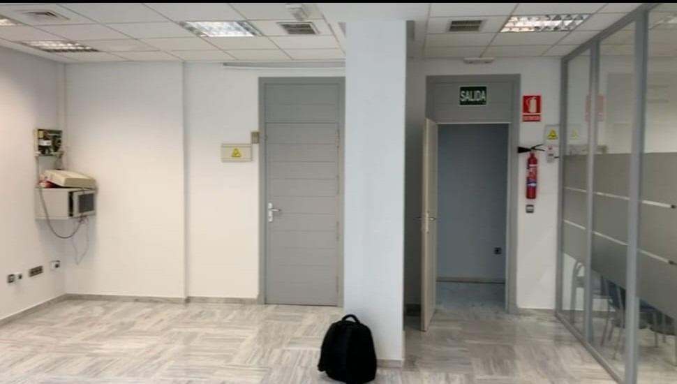 Bureau dans SEVILLA, Sevilla à louer - Photo de l’immeuble – Image 2 sur 10