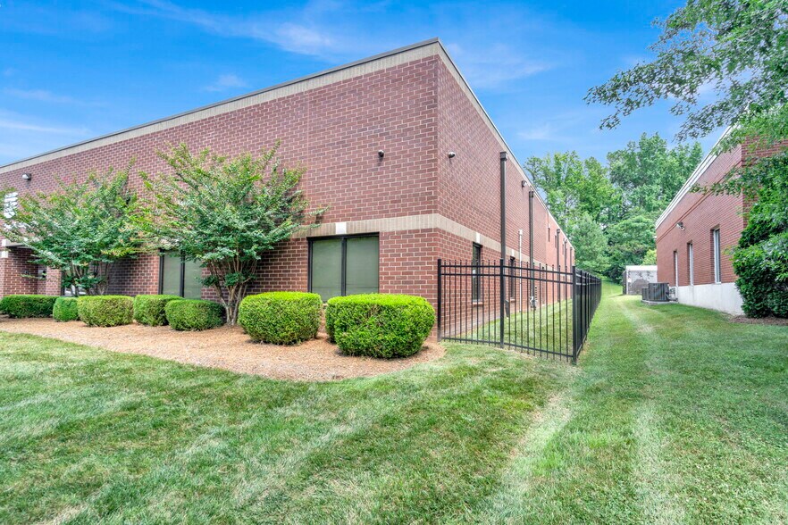 2311 Executive St, Charlotte, NC à vendre - Photo de l’immeuble – Image 2 sur 16