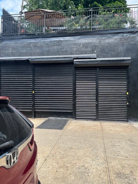 585 Wilson Ave, Brooklyn, NY à louer - Photo de l’immeuble – Image 2 sur 3