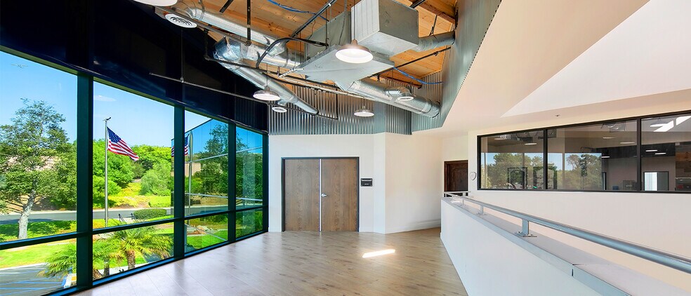 5816 Dryden Pl, Carlsbad, CA à louer - Hall d’entrée – Image 3 sur 7