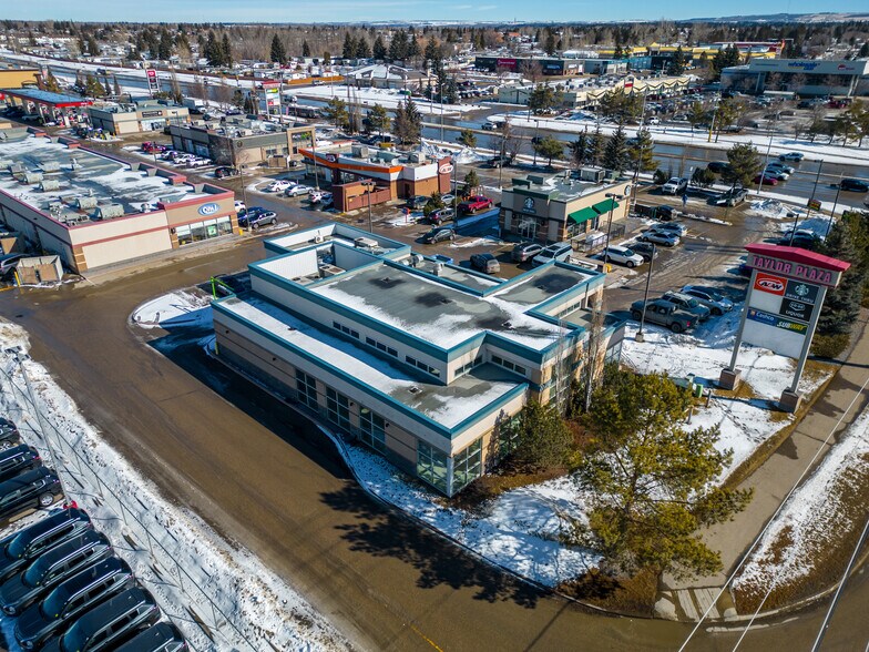 6730 Taylor Dr, Red Deer, AB à louer - Photo de l’immeuble – Image 2 sur 8