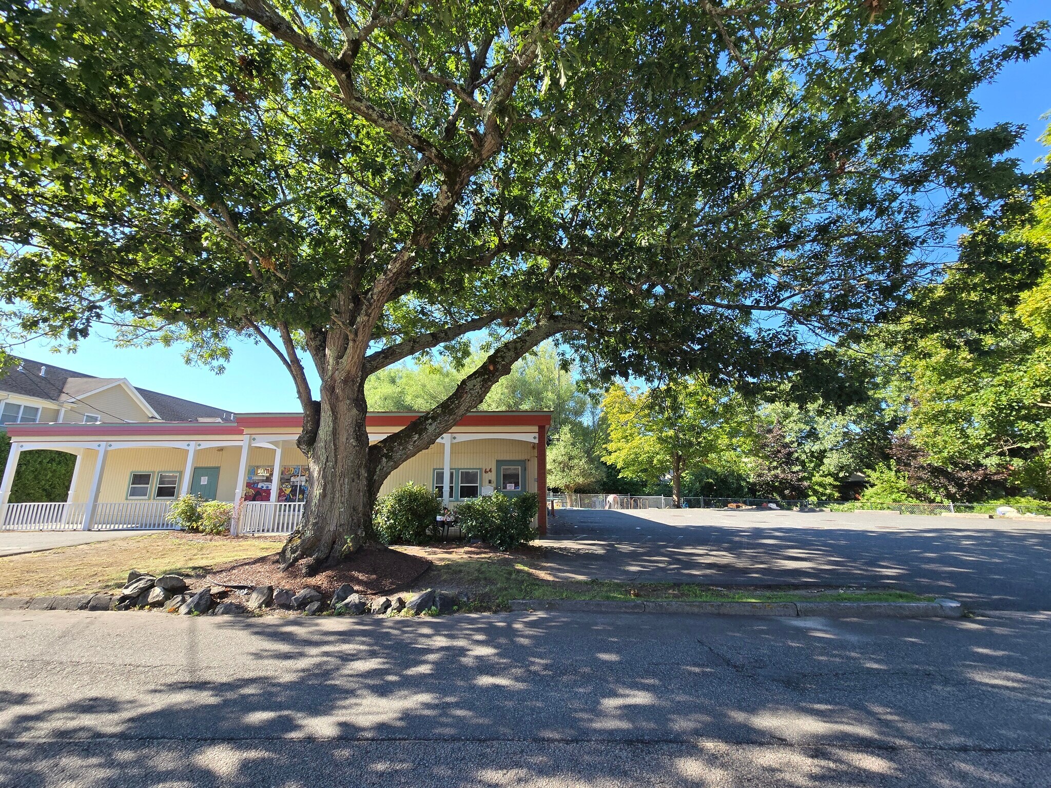 64 Bay Spring Ave, Barrington, RI à vendre Photo principale– Image 1 sur 8
