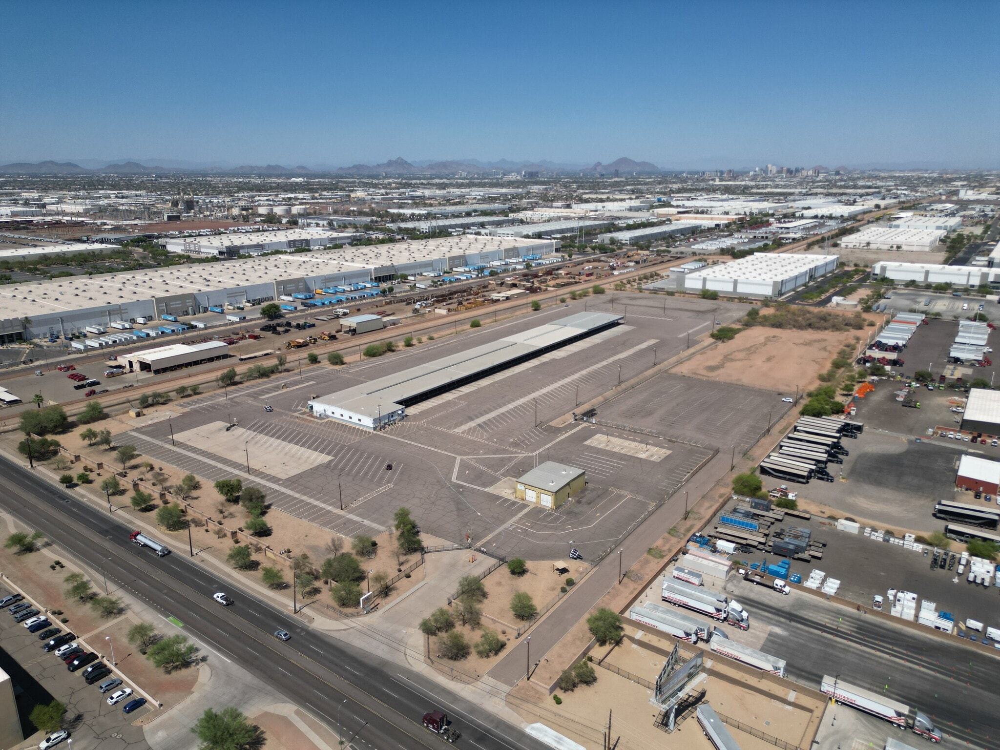 2021 S 51st Ave, Phoenix, AZ à louer Aérien– Image 1 sur 6
