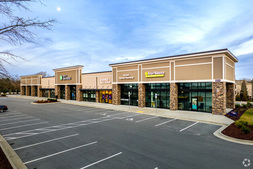 2513 Eastchester Dr, High Point, NC à louer - Photo de l’immeuble – Image 1 sur 14