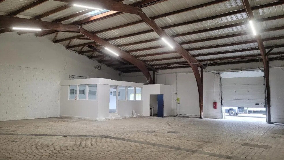 Local d’activités dans BAPEAUME-LES-ROUEN à louer - Photo de l’immeuble – Image 3 sur 7