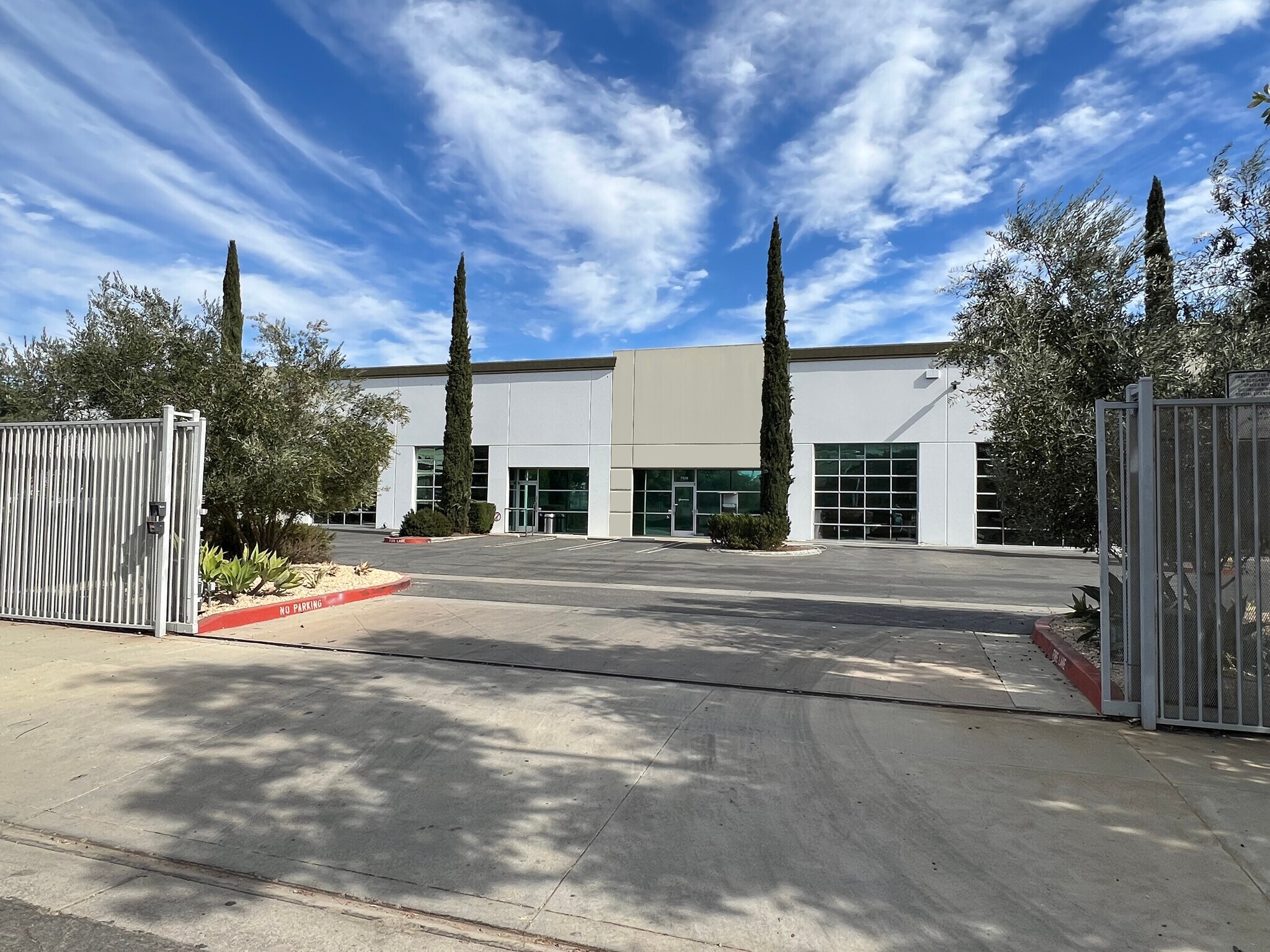 7500-7536 Tyrone Ave, Van Nuys, CA à louer Photo de l’immeuble– Image 1 sur 10