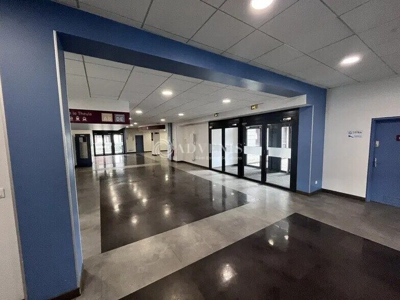 Bureau dans Montigny-le-Bretonneux à louer - Photo de l’immeuble – Image 1 sur 5