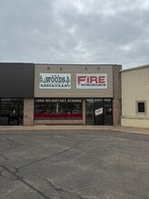 809 W Fulton St, Waupaca, WI à louer Photo de l’immeuble– Image 1 sur 9