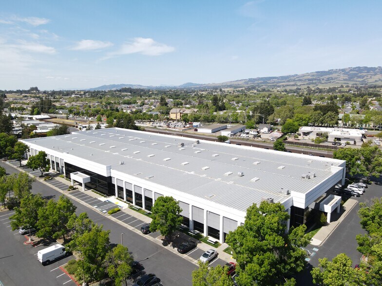 755 Southpoint Blvd, Petaluma, CA à louer - Photo de l’immeuble – Image 3 sur 4