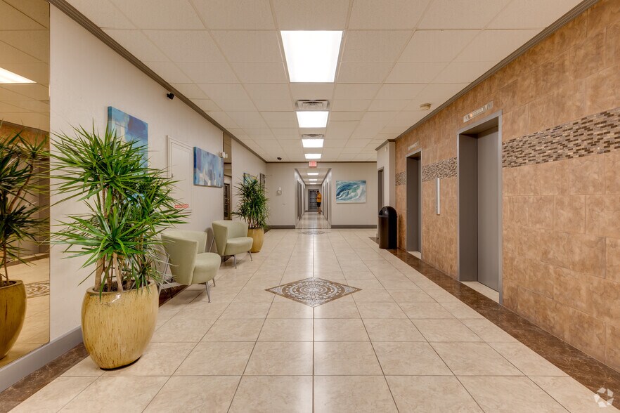 2525 NW Expressway St, Oklahoma City, OK à louer - Hall d’entrée – Image 2 sur 14