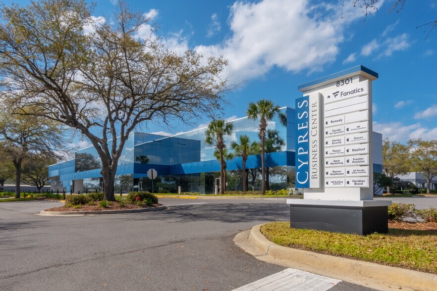 8301 Cypress Plaza Dr, Jacksonville, FL à louer - Photo de l’immeuble – Image 2 sur 6