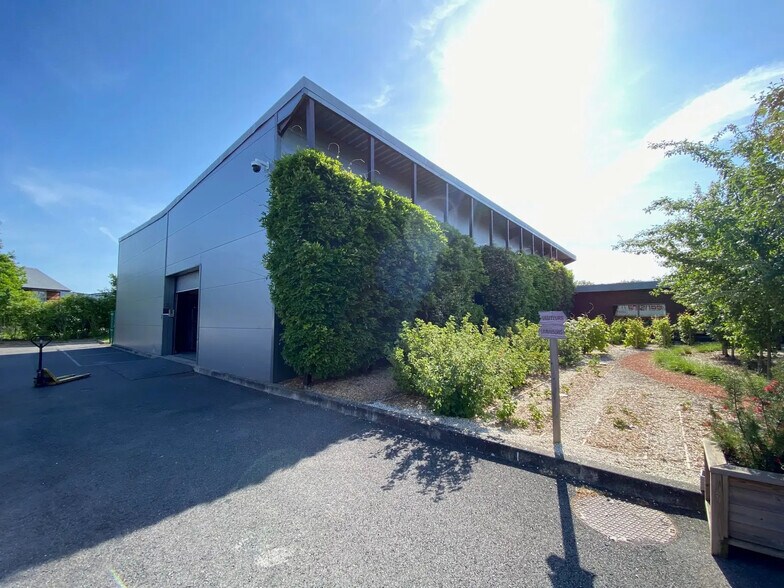 Local d'activités dans Ennery à vendre - Photo de l’immeuble – Image 1 sur 25