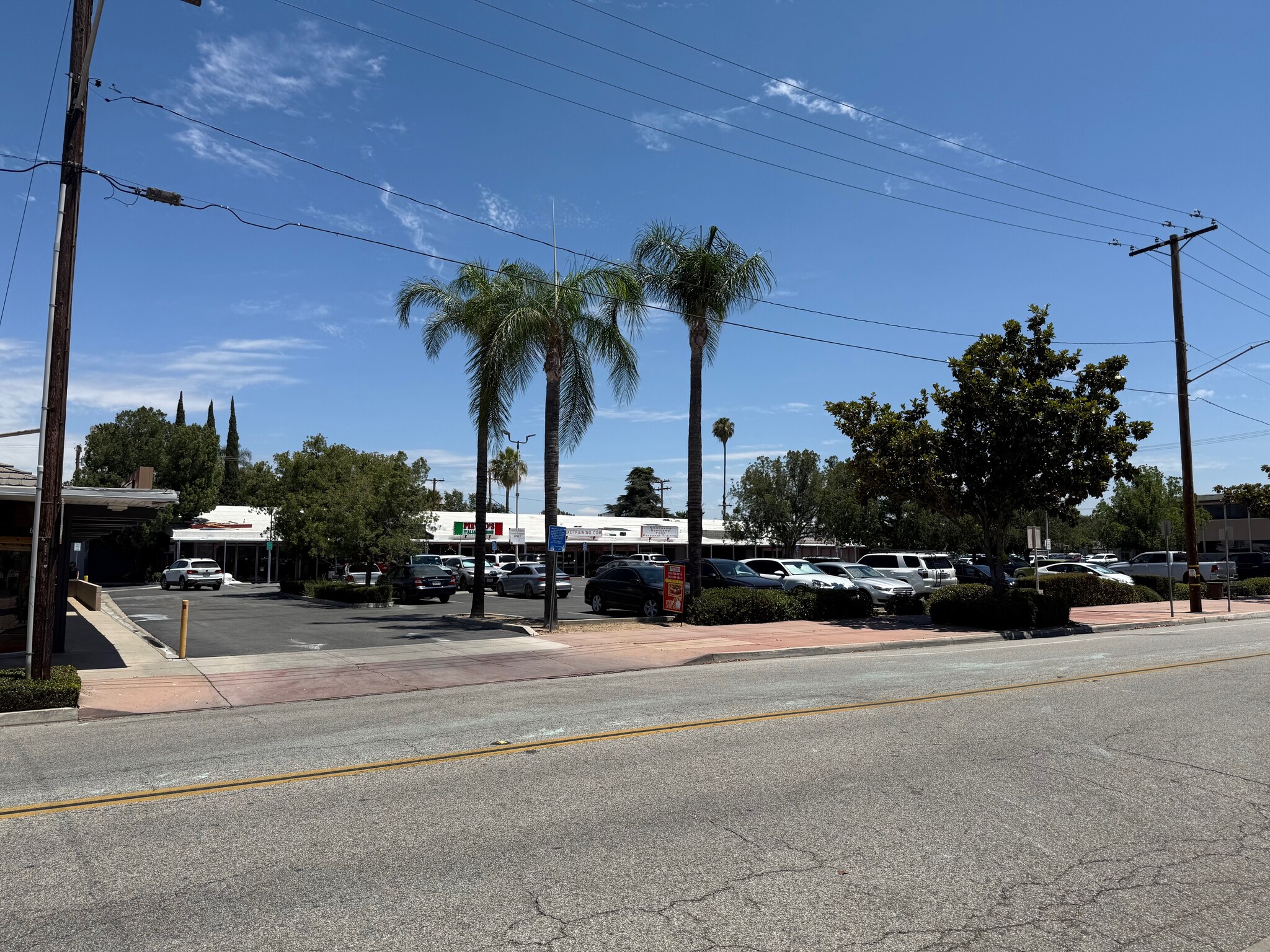 6786 Brockton Ave, Riverside, CA à louer Photo principale– Image 1 sur 4