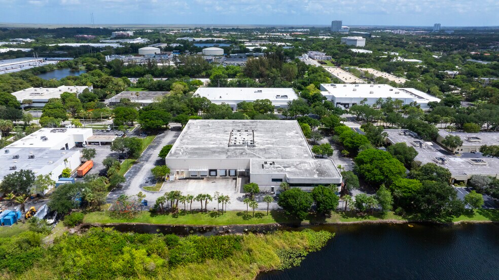 13800 Logistics Center, Sunrise, FL à louer - Photo de l’immeuble – Image 3 sur 3