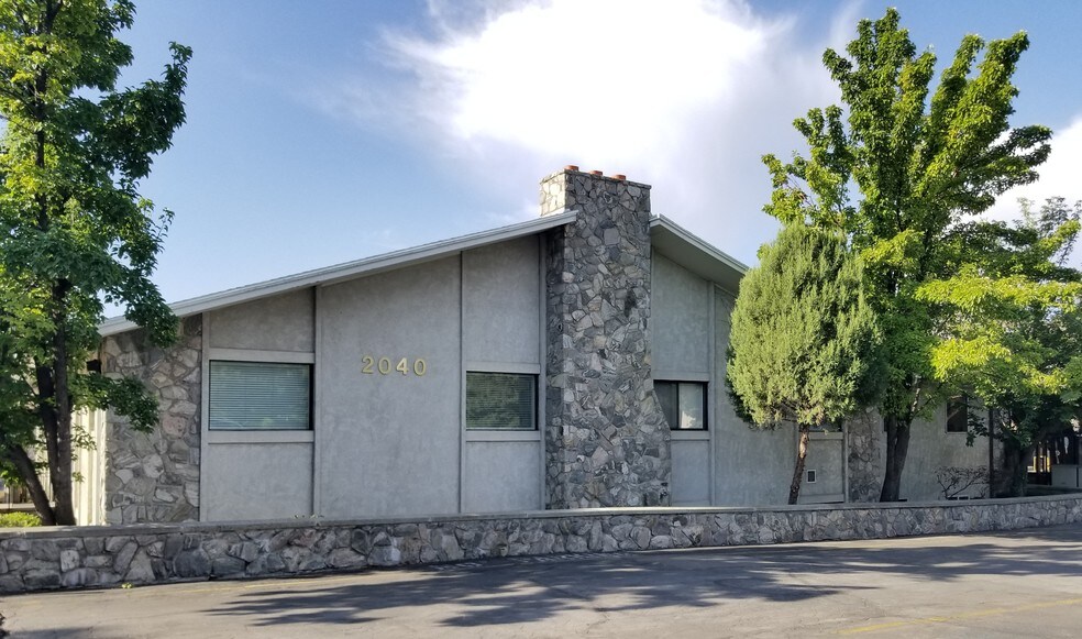 2040 E Murray Holladay Rd, Salt Lake City, UT à louer - Photo de l’immeuble – Image 2 sur 9