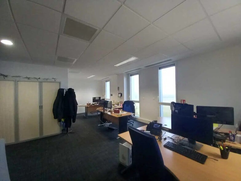Bureau dans Pusignan à louer - Photo de l’immeuble – Image 3 sur 12