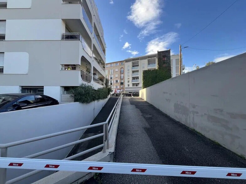 Industriel/Logistique dans Cagnes-sur-Mer à louer - Photo de l’immeuble – Image 3 sur 11