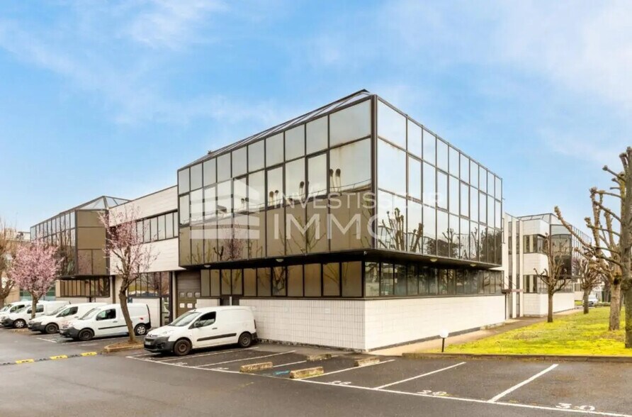 Local d’activités dans Nanterre à louer - Photo de l’immeuble – Image 1 sur 11