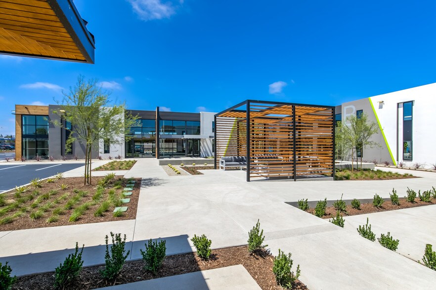 660 W Baker St, Costa Mesa, CA à louer - Photo de l’immeuble – Image 2 sur 12