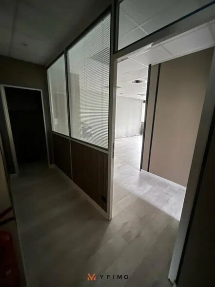 Bureau dans Aubergenville à louer - Photo de l’immeuble – Image 3 sur 7