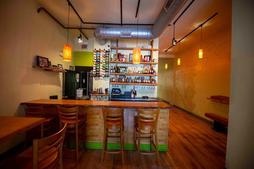 1829 W Chicago Ave, Chicago, IL à louer - Photo de l’immeuble – Image 3 sur 16
