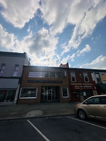 62 Public Sq, Salem, IN à vendre - Photo de l’immeuble – Image 2 sur 90