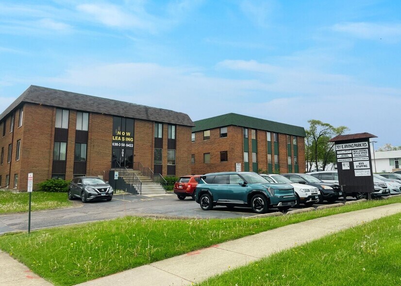 701 E Irving Park Rd, Roselle, IL à louer - Photo de l’immeuble – Image 1 sur 28