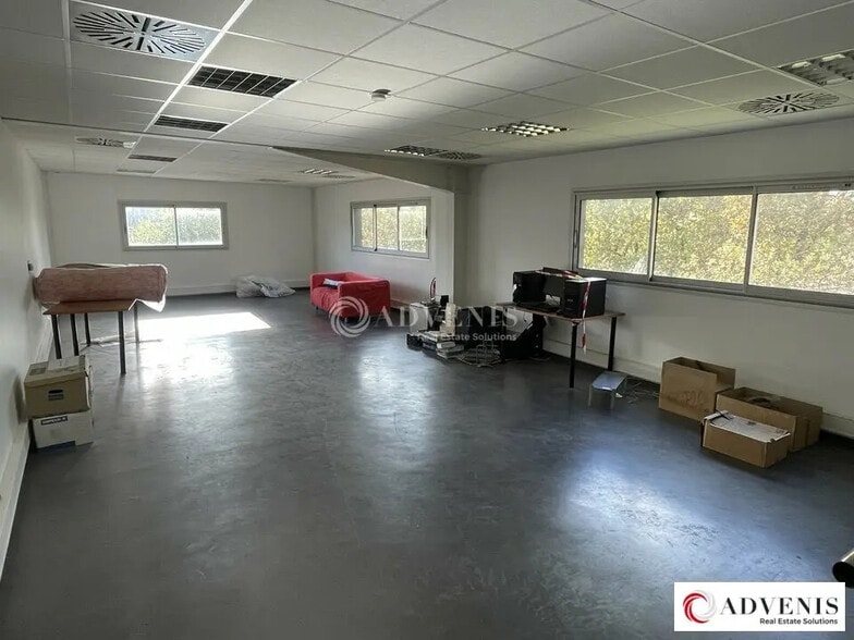 Local d’activités dans Saint-Médard-en-Jalles à louer - Photo intérieure – Image 2 sur 6