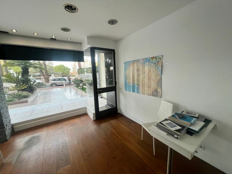 94 Boulevard De La Croisette, Cannes à louer - Photo de l’immeuble – Image 2 sur 13