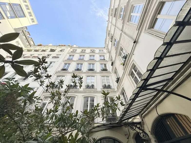 Rue Du Faubourg Saint-Martin, Paris à louer - Photo de l’immeuble – Image 1 sur 7