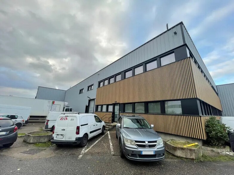 Local d’activités dans Villeneuve-la-Garenne à louer - Photo de l’immeuble – Image 2 sur 8