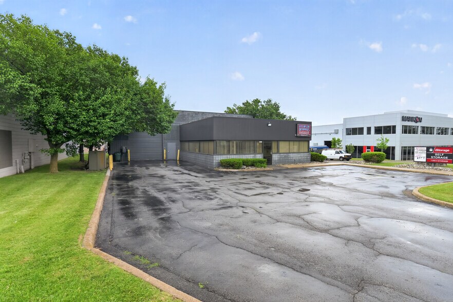1090 Doris Rd, Auburn Hills, MI à louer - Photo de l’immeuble – Image 1 sur 22