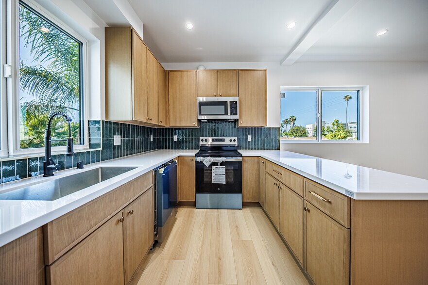 2938 S Sycamore Ave, Los Angeles, CA à vendre - Photo de l’immeuble – Image 2 sur 93