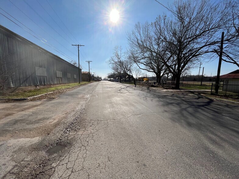 101-107 Ramona St, Smithville, TX à louer - Photo de l’immeuble – Image 3 sur 4